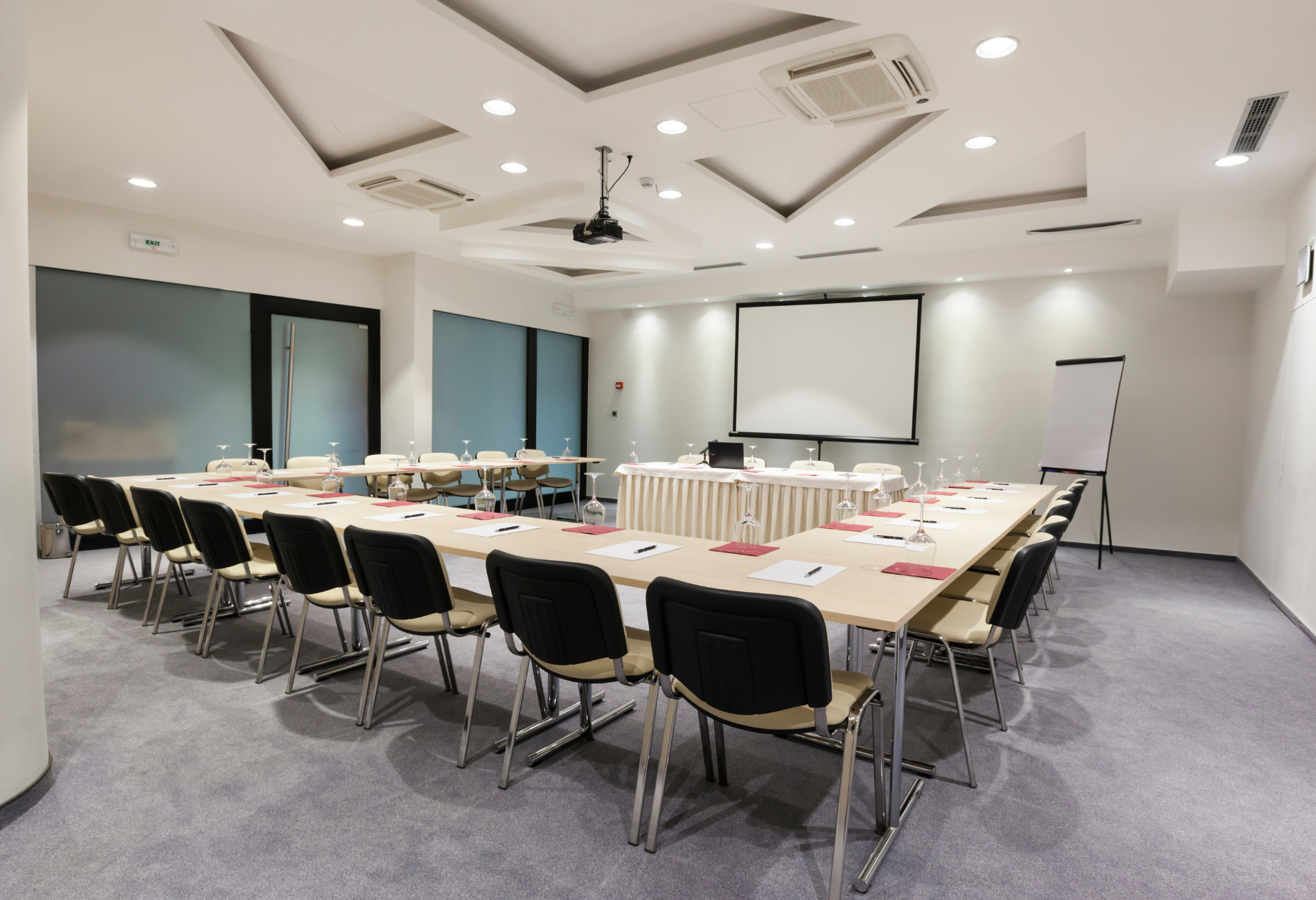 Mẫu trần thạch cao phòng họp được thiết kế rất độc đáo, sáng tạo (Nguồn: Canva)