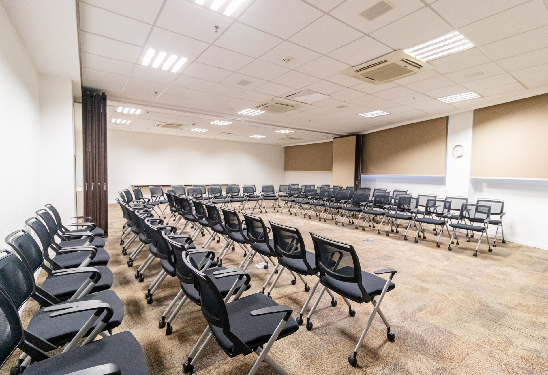Thạch cao ốp trần thả nổi thường được ứng dụng trong phòng hội nghị nhờ tính dễ thi công và sửa chữa (Nguồn: Canva)