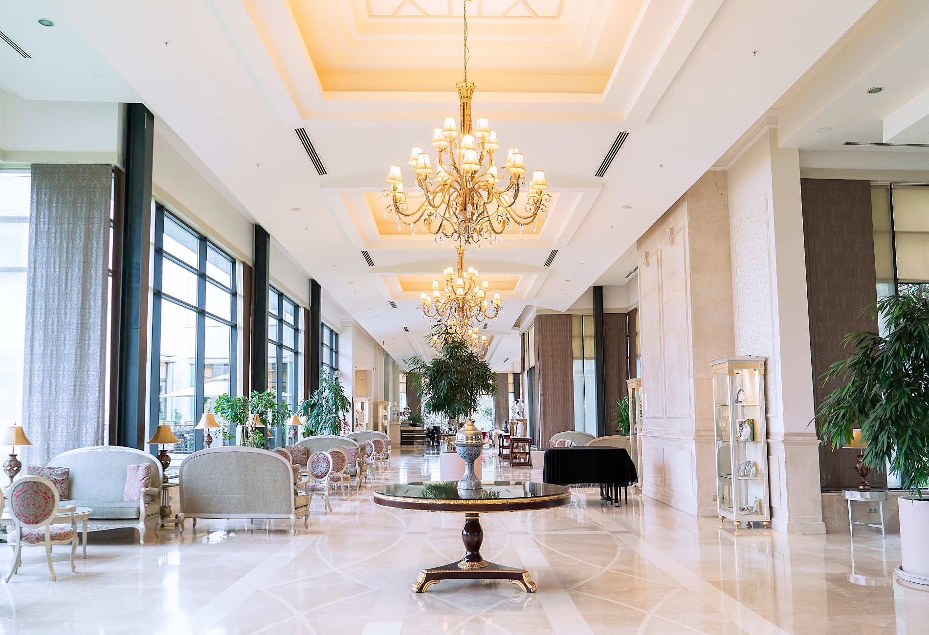 Trần thạch cao giật cấp 2 trở lên thường là lựa chọn hoàn hảo để kết hợp với nội thất đại sảnh sang chảnh (Nguồn: Canva)